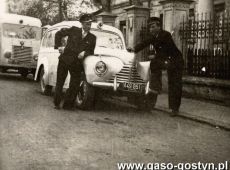 1156. Przed Szpitalem Powiatowym w Gostyniu (1954 r.) - kierowcy pogotowia przy sanitarce Skoda Tudor