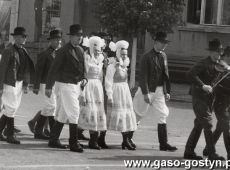 1157. Biskupianie w pochodzie pierwszomajowym (Rynek w Krobi)