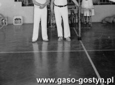 1159.Towarzyski mecz pilki siatkowej MZKS Kania Gostyn-BSG Motor Steinach (hala sportowa SP 2 w Gostyniu (1987 r.), sedziowie Jan Cyfert i Jan Kolodziejczak.JPG
