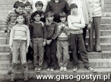 1165.Ksiadz Marian Derkaczewski (1950-2020) i  ministranci parafii farnej w Gostyniu na wycieczce w Oswiecimiu (1987 r.)