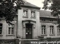 1167.Dom parafialny parafii farnej w Gostyniu wybudowany w 1882 roku i przebudowany w 1936 roku (zdjecie z lat 80. XX wieku)