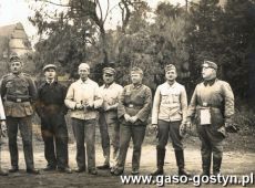 1167.Pracownicy niemieckiego zakladu naprawy samochodow w Gostyniu (1939 r.), w glebi kosciol ewangelicki