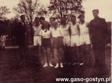 1167.Reprezentacja lekkoatletyczna Gimnazjum i Liceum Ogolnoksztalego w Gostyniu podczas zawodow w Pleszewie (6 maja 1951 r.).JPG