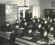 1170.Uczniowie klasy V Szkoly Podstawowej w Sikorzynie (1964 r.) wraz z wychowawca Stanislawem Mikolajczakiem
