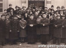1178.Chor farny i czlonkowie zespolu muzycznego z ks. proboszczem Bronislawem Siczynskim i ks. wikariuszem Bogdanem Sikorskim (pozniejszym biskupem diecezjalnym plockim) przed plebania w Gostyniu (25 grudnia 1945 r.)