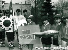 1186.Dzien Patrona w Szkole Podstawowej nr 3 im. Przemyslawa II w Gostyniu (27.04.1985 r.)-uczniowie przedstawiaja historie Gostynia