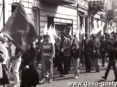 1194. Pracownicy Spoldzielni Mleczarskiej w Gostyniu w pochodzie pierwszomajowym (1987 r.)