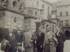 1197.Czlonkowie swietogorskiego choru Palestrina na wycieczce na Wawelu w Krakowie (sierpien 1932 r.)