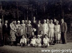 1199.Czlonkowie swietogorskiego choru Palestrina wraz z ksiedzem Wladyslawem Sluzalkiem na wycieczce (lata 30. XX wieku)