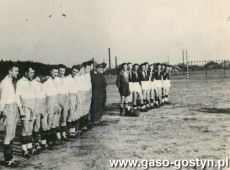 1202.Przed meczem pilki noznej na boisku przy Hucie Szkla w Gostyniu (ok. 1950 r.)