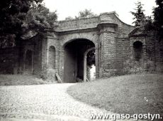 1205.Brama wjazdowa do klasztoru ksiezy filipinow na Swietej Gorze (lipiec 1951 r.)