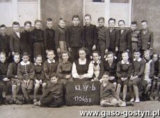 1211. Klasa IV B - szkola w Piaskach (1957 r.).JPG