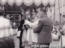 1220.Rynek w Gostyniu - procesja Bozego Ciala, monstrancje z Najswietszym Sakramentem niesie ks. proboszcz Teodor Lerch (25 maja 1967 r.)