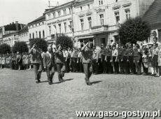 1224.Wreczenie sztandaru Hufcowi ZHP w Gostyniu (04.06.1967r.)