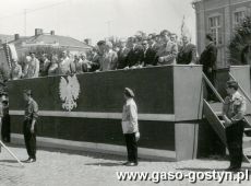 1226.Wreczenie sztandaru Hufcowi ZHP w Gostyniu (04.06.1967r.)