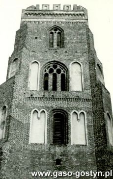 1227.Wieza kosciola farnego w Gostyniu (ok. 1980 r.)