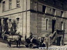 1228. PPrzed palacem w Pudliszkach - 1946 r.