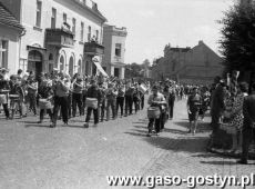 1230.Wreczenie sztandaru Hufcowi ZHP w Gostyniu (04.06.1967r.)