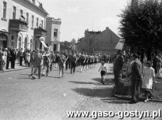 1232.Wreczenie sztandaru Hufcowi ZHP w Gostyniu (04.06.1967r.)