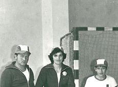 1237.Turniej Brygad Wielkopolskiej Huty Szkla w Gostyniu (eliminacje pomiedzy brygadami I i II, hala sportowa SP 2 w Gostyniu, 18 maja 1980 r.)-rodzinny slalom rowerowy