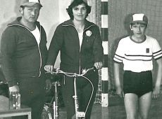 1237.Turniej Brygad Wielkopolskiej Huty Szkla w Gostyniu (eliminacje pomiedzy brygadami I i II, hala sportowa SP 2 w Gostyniu, 18 maja 1980 r.)-rodzinny slalom rowerowy