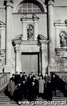 1239.Czlonkowie choru z Ostrzeszowa przed kosciolem ksiezy filipinow na swietej Gorze (18 marca 1962 r.)