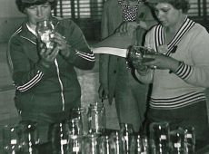 1254.Turniej Brygad Wielkopolskiej Huty Szkla w Gostyniu (eliminacje pomiedzy brygadami I i II, hala sportowa SP 2 w Gostyniu, 18 maja 1980 r.)-konkurencja kontroli jakosci