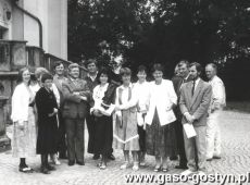 1273.Zjazd absolwentow gostynskiego Liceum Ogolnoksztalcacego w Gostyniu (przed Bazylika Swietogorska)-1990 r.