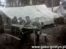 1285.Oboz III Druzyny Harcerskiej w Glogowku (1930 r.), komenda obozu, od lewej siedza Wichlacz, Bartz, Pawula i Katarzynski