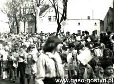 1291.Uczniowie Szkoly Podstawowej nr 1 w Gostyniu w pochodzie pierwszomajowym (1 maja 1980 r.)