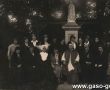1292.Ksiadz dziekan Kazimierz Szreybrowski (proboszcz parafii farnej w Gostyniu) w otoczeniu pan z Towarzystwa Milosierdzia sw. Wincentego a Paulo (Gostyn, 1929 r.)