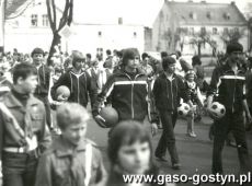 1292.Uczniowie Szkoly Podstawowej nr 1 w Gostyniu w pochodzie pierwszomajowym (1 maja 1980 r.)