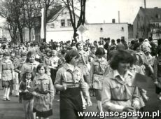 1293.Uczniowie Szkoly Podstawowej nr 1 w Gostyniu w pochodzie pierwszomajowym (1 maja 1980 r.)