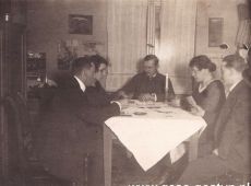 1295.Towarzyskie spotkanie w mieszkaniu panstwa Kolomlockich w Gostyniu (Rynek 8), w karty graja Leon Kapcia, Michalina Kolomlocka, Wladyslaw Kolomlocki, Maria Kutowna i Leon Kolomlocki (1926 r.)