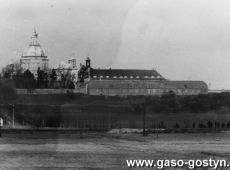 1296.Kosciol i klasztor ksiezy filipinow na Swietej Gorze w Gostyniu (zdjecie z przelomu lat 80. i 90. XX wieku).JPG