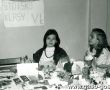 1304. Kiermasz ZROB TO SAM w Szkole Podstawowej nr 3 w Gostyniu (9 grudnia 1985 r.) - stoisko klasy VIc