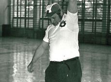 1305.Turniej Brygad Wielkopolskiej Huty Szkla w Gostyniu (eliminacje pomiedzy brygadami III i IV, hala sportowa SP 2 w Gostyniu, 25 maja 1980 r.)