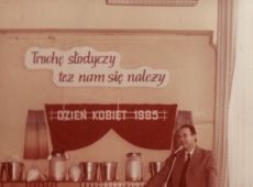 1321.Spoldzielnia Mleczarska w Gostyniu - Dzien Kobiet dla czlonkin Kol Gospodyn Wiejskich (1985 r.)-zyczenia sklada prezes zarzadu - Zbigniew Guderski