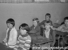 1322. Uczniowe Szkoly Podstawowej nr 1 w Gostyniu (1983 r.)