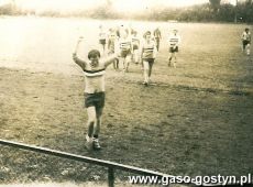 1324.Rozpoczecie zesonu pilkarskiego LZS Kunowo (1982 r.), mecz kawalerowie kontra zonaci (5-1)