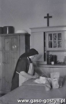 1327.Siostra zakonna ze zgromadzenia Siostr Sluzebniczek Debickich w kuchni klasztornej na Swietej Gorze w Gostyniu (lata 60. XX wieku)