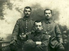 1328.Antoni Berger z Gostynia (pierwszy u gory od lewej), zolnierz armii pruskiej w niewoli francuskiej (Francja, 1917 r.)