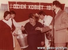 1330.Spoldzielnia Mleczarska w Gostyniu - Dzien Kobiet dla czlonkin Kol Gospodyn Wiejskich (1985 r.) - pierwsze nagrody rozdane