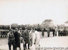 1339.Zlot Hufca Gostynskiego na dziedzincu Gimnazjum w Gostyniu (1936 r.) - raport druzynowych odbiera harcmistrz Ciesiolka