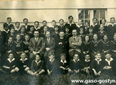 135.Profesorowie Adamczyk, Szejnert, ks.Mniejzynski , Kolomlocki wraz z uczniami Gimnazjum w Gostyniu - 6 maja 1933r.