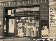 1360.Sklep Piotra Kobzdy przy ul. Sw. Ducha 18 (obecnie ul. 1 Maja) w Gostyniu (lata 30. XX wieku)