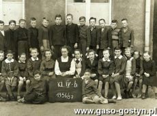 1371.Klasa IV B - Szkola Podstawowa w Piasakch (rok szkolny 1956-1957).JPG