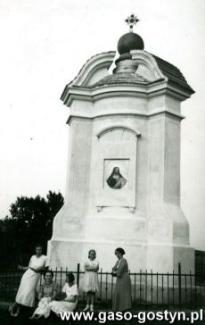 1371.Pomnik na Gorze Zamkowej w Gostyniu (1937 r.) ku czci Chrystusa i zarazem ku pamieci zalozyciela miasta Mikolaja Przedpelkowica herbu Lodzia (projekt pomnika wykonal  Roger Slawski)