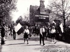 1374.Uczniowie Szkoly Podstawowej nr 3  w pochodzie wiekow z okazji 1000-lecia Panstwa Polskiego (Gostyn, 1 maja 1966 r.)