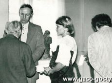 1377.Ekspozycja rzezb Marii Furowicz-Jankowskiej w Gostyniu (1977r.)-zastepca naczelnika Krystian Nowacki wita prof.Slusarczyka